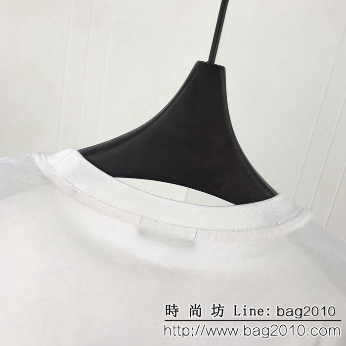Fend芬迪 19ss早春新款 官網同步發售 錯亂字母印花 白色男款短袖 ydi2374